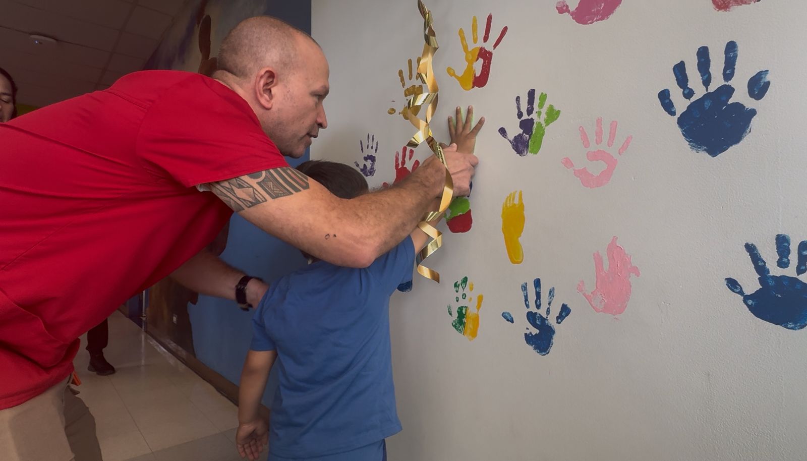 Eithan enfrentó el cáncer e inicia primer grado