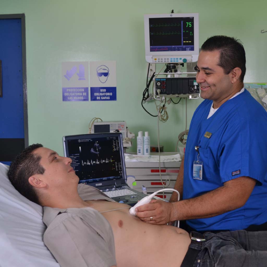 Terapeuta guiando rehabilitación a un usuario