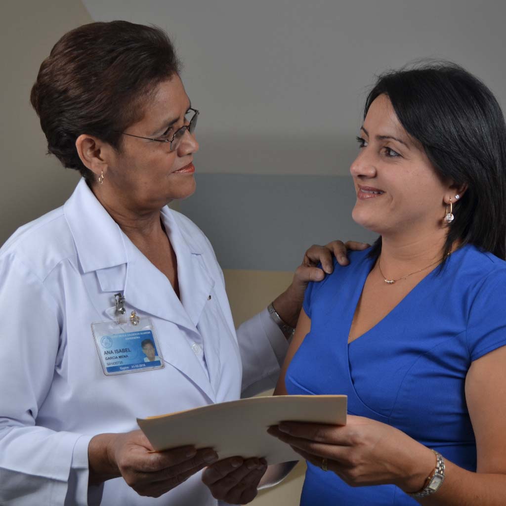 Personal administrativo ayudando al usuario