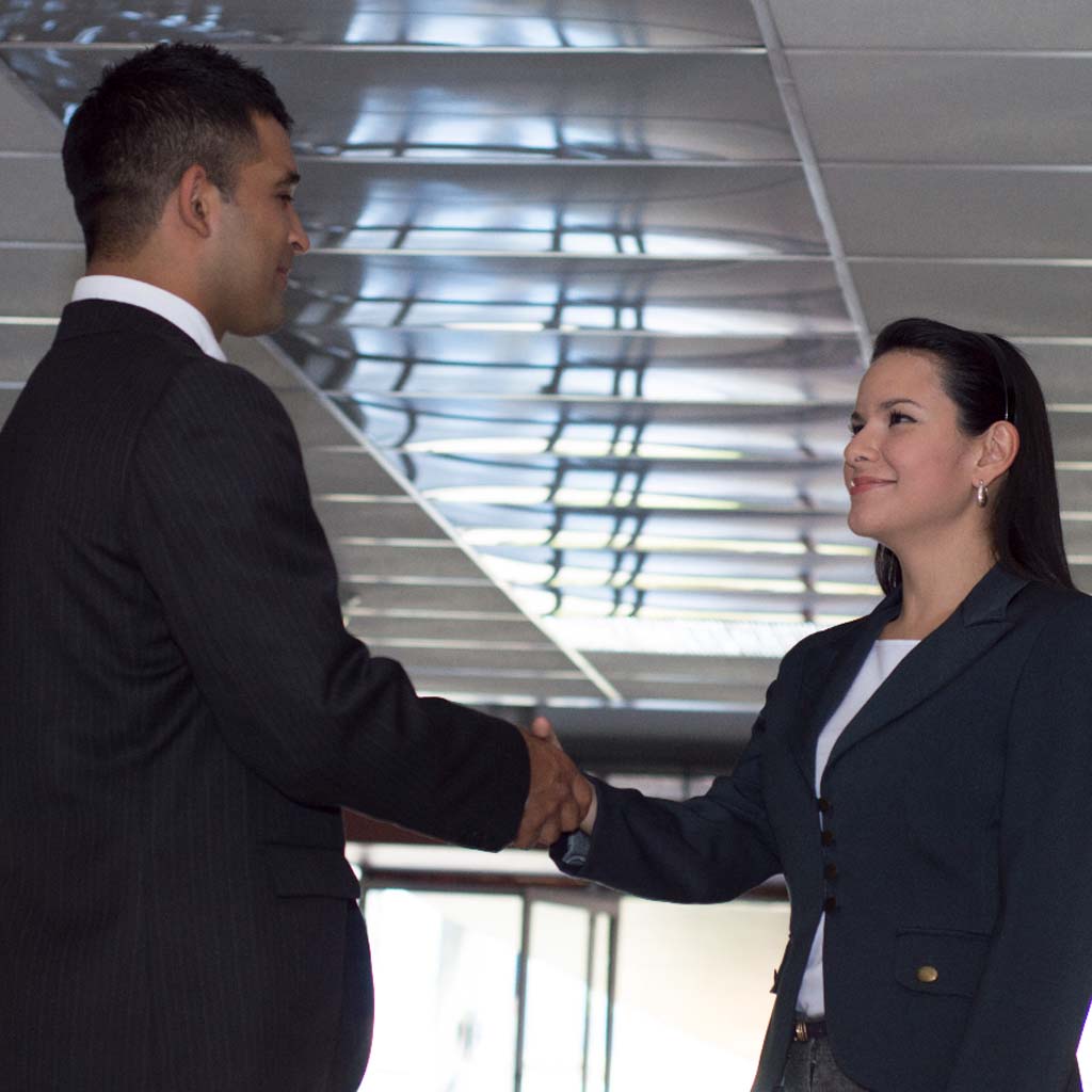 Personal administrativo orientando a un usuario