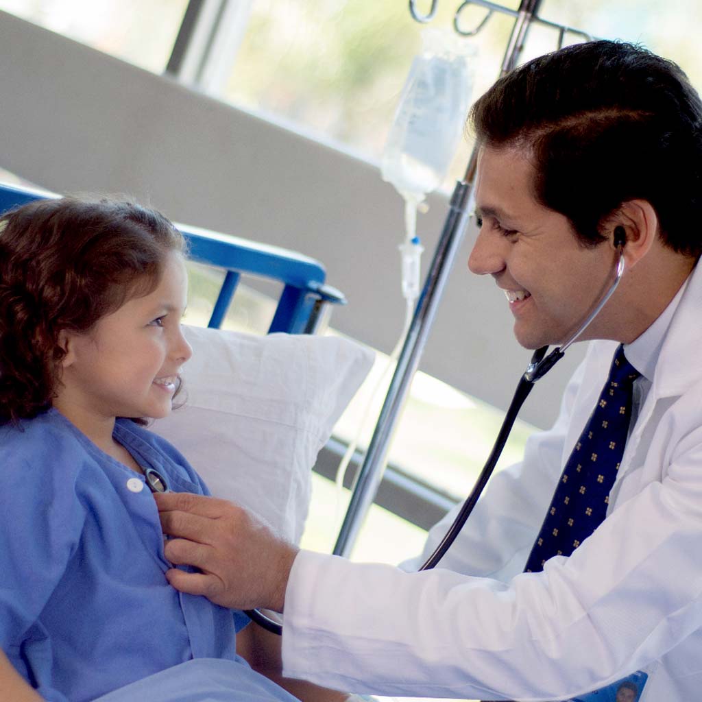 Terapeuta guiando ejercicios de rehabilitación a un adulto mayor